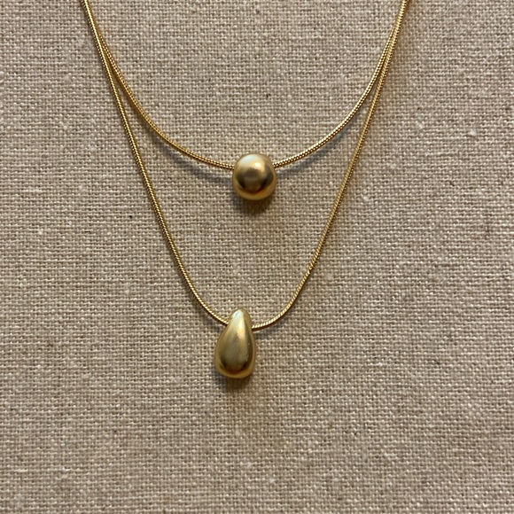 NWT Banana Republic Layered Gold Toned Metal Pendant Necklace - Picture 9 of 13